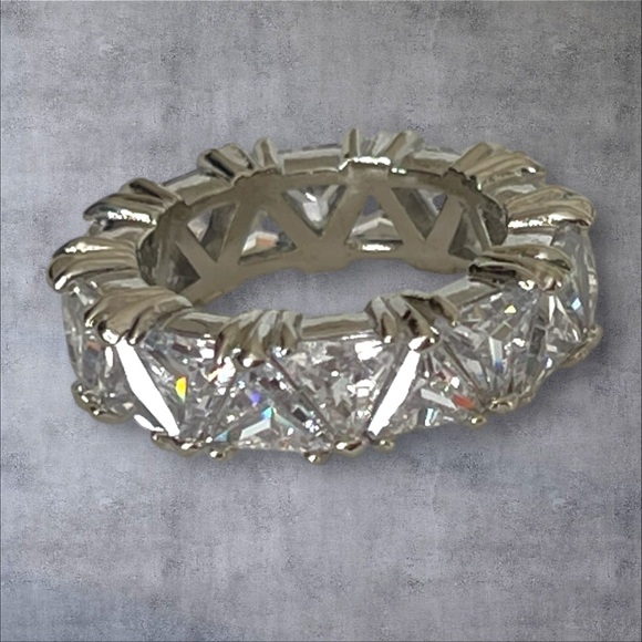 Infinity ring silver plated, shiny large clear CZ - Picture 5 of 8